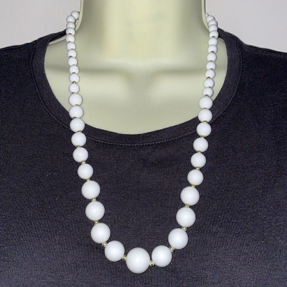 ‎Vtg white plastic & gold bead necklace